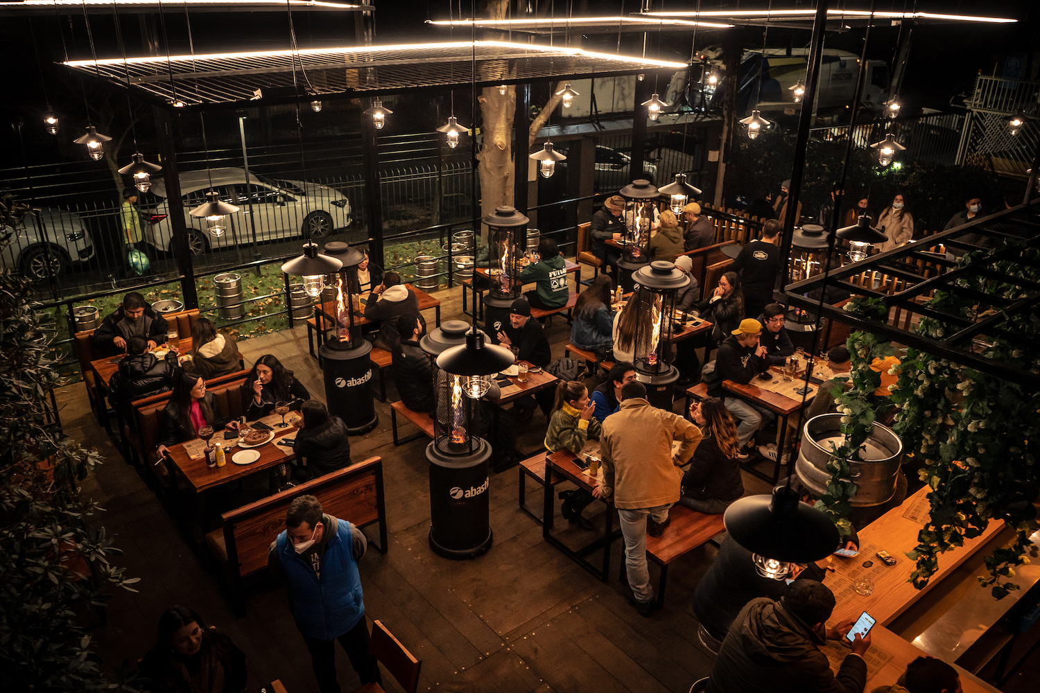 Cervecería Kunstmann aterriza en Concepción con nuevo bar que ofrecerá