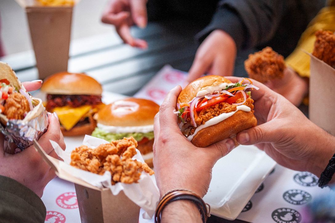 Barrio Chick’en: La Nueva marca de pollo handcraft, fries y shakes que ...